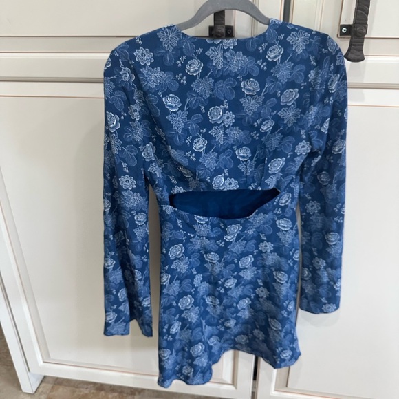 INTERMIX SONYA PRINT DRESS FLORAL V NECK BELL SLEEVE (D10) - Picture 11 of 11